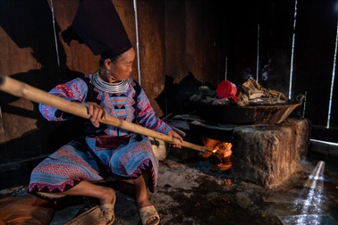 Nghề làm giấy cổ truyền 300 năm của người H’Mông