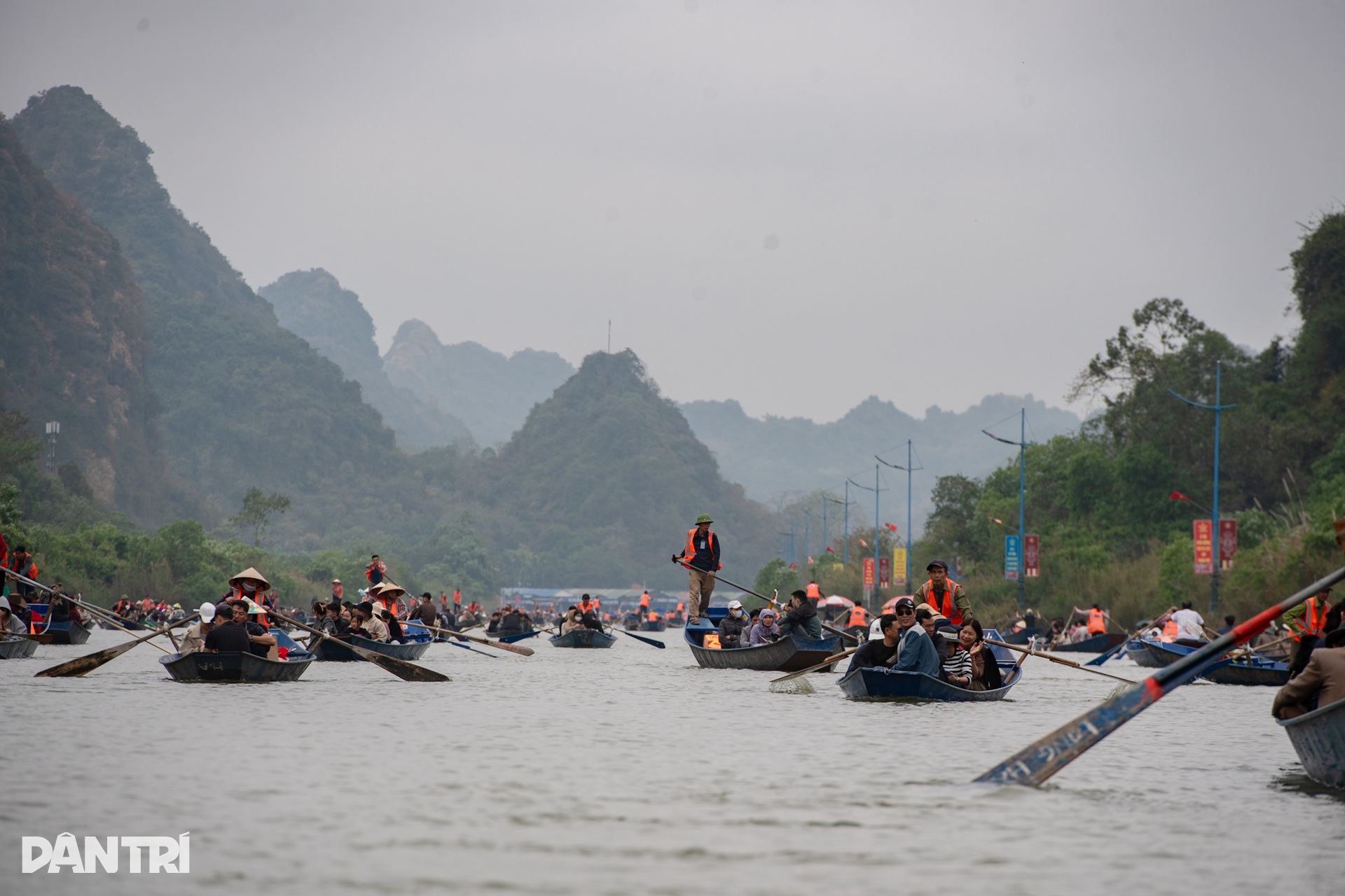 Hàng vạn du khách vãn cảnh chùa Hương trước ngày khai hội - 2 Hàng vạn du khách vãn cảnh chùa Hương trước ngày khai hội - 2