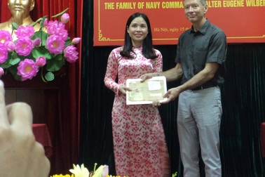 Cựu binh Mỹ tặng hiện vật chiến tranh cho di tích Hoả Lò