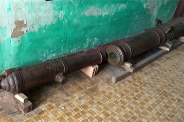 Xót xa cảnh những báu vật quốc gia nằm lăn lóc ở lối đi