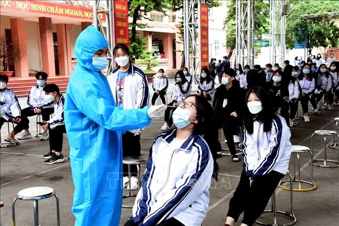 Lấy mẫu xét nghiệm COVID-19 cho học sinh trường THPT Chuyên Tuyên Quang. Ảnh minh họa: Quang Cường/TTXVN