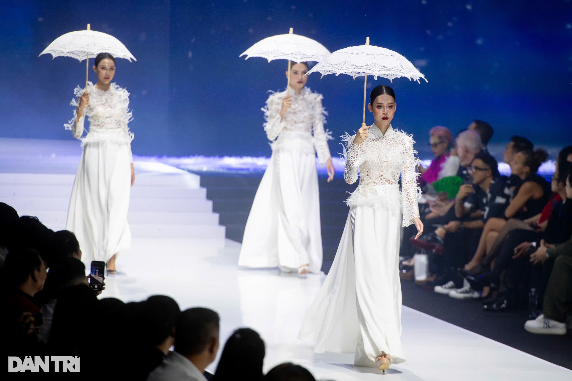 Dàn người mẫu quái vật Labubu gây sốt trên sàn diễn thời trang - 17 Dàn người mẫu quái vật Labubu gây sốt trên sàn diễn thời trang - 17