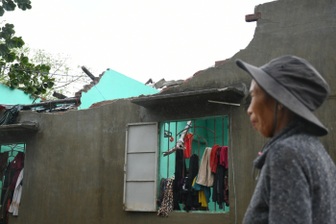 Mưa lũ lịch sử ở miền Trung: "Gia đình tôi không còn gì hết"