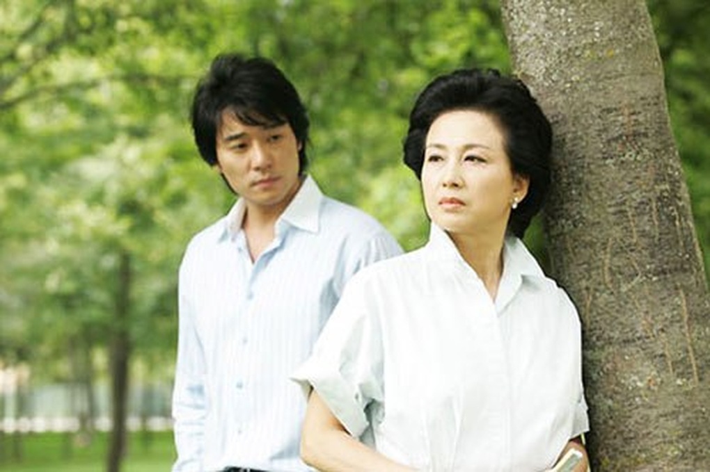 Ngày giỗ bố, mẹ kế đặt một chiếc phong bì trên bàn thờ khiến tôi sửng sốt - 1