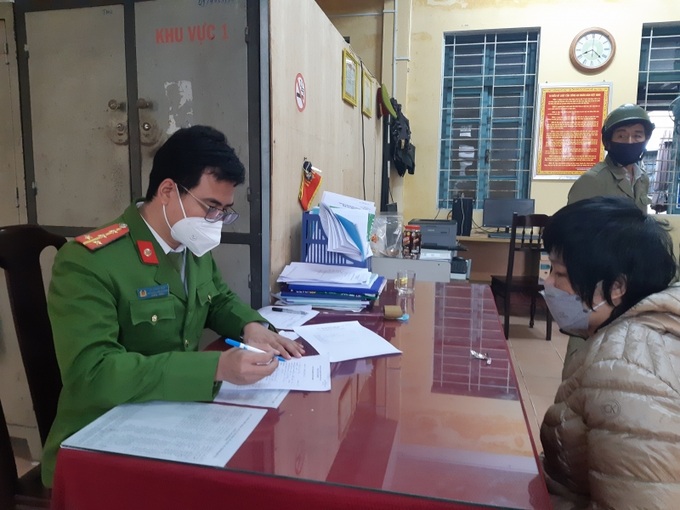 Công an làm việc với chủ nhà Đinh Thị Công Mừng. Ảnh: CA cung cấp