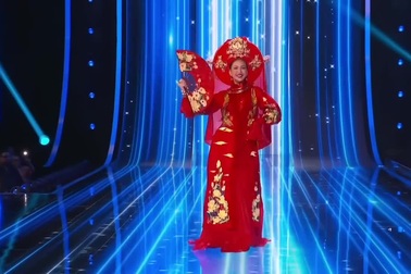 Bùi Quỳnh Hoa trình diễn trang phục dân tộc tại Hoa hậu Hoàn vũ 2023