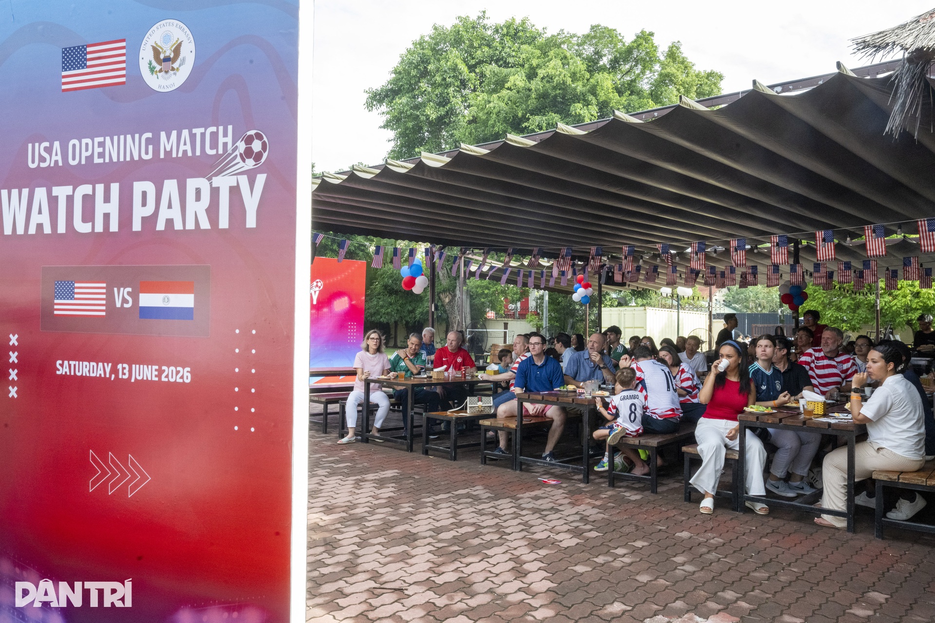Người Mỹ cùng bạn bè ở Hà Nội vỡ òa cảm xúc xem tuyển Mỹ ra quân World Cup - 1 Người Mỹ cùng bạn bè ở Hà Nội vỡ òa cảm xúc xem tuyển Mỹ ra quân World Cup - 1