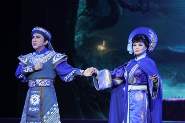 Kim Tử Long lấy nước mắt khán giả Hà Nội với "Tiếng trống Mê Linh"