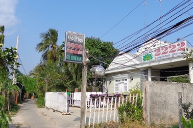 Chủ khách sạn treo băng rôn bêu xấu cán bộ