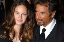 Những sao nam “gà trống nuôi con” ở Hollywood