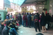 Hà Nội: Xếp hàng từ tờ mờ sáng để mua vắc xin “5 trong 1”