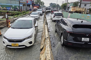 Ùn tắc kéo dài trên quốc lộ 1K giáp ranh TPHCM và Đồng Nai