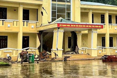 Trụ sở xã nứt toác, nghiêng ngả sau mưa lũ