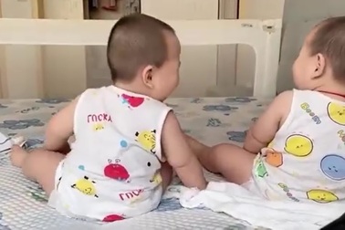 "Tan chảy" trước nụ cười đáng yêu của 2 em bé song sinh