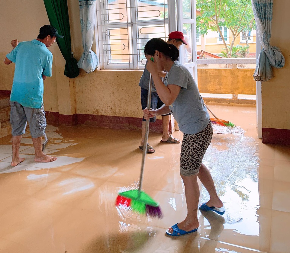 Thừa Thiên Huế: Gác việc nhà, thầy cô giáo lên dọn trường sau lũ - 6 Thừa Thiên Huế: Gác việc nhà, thầy cô giáo lên dọn trường sau lũ - 6