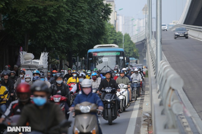 Ngã tư khổ sở tắc vẫn hoàn tắc sau ngày thông xe đường trên cao - 12 Ngã tư khổ sở tắc vẫn hoàn tắc sau ngày thông xe đường trên cao - 12