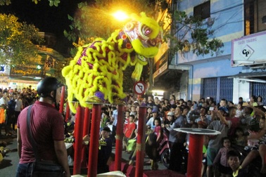 Hàng ngàn người đổ ra đường xem múa lân