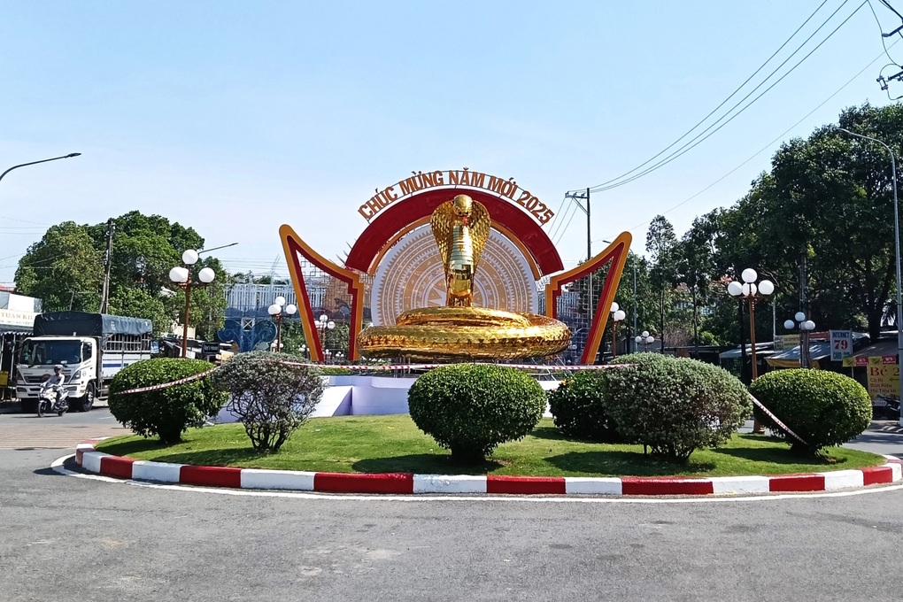 Linh vật rắn vàng rực đón Tết Ất Tỵ 2025 ở xứ công tử Bạc Liêu - 1 Linh vật rắn vàng rực đón Tết Ất Tỵ 2025 ở xứ công tử Bạc Liêu - 1