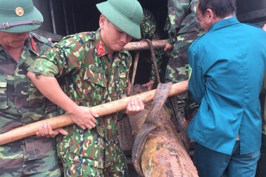 Quả bom 227kg nằm trong vườn cao su