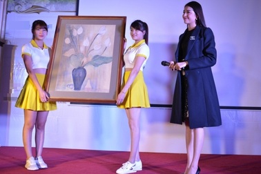 Á hậu Lệ Hằng đấu giá tranh được 500 triệu ủng hộ trẻ em khó khăn