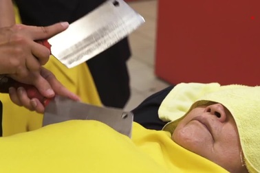 Rợn người xem massage bằng ... dao phay