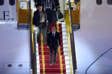 Tổng thống Pháp đặt chân tới sân bay Quốc tế Nội Bài