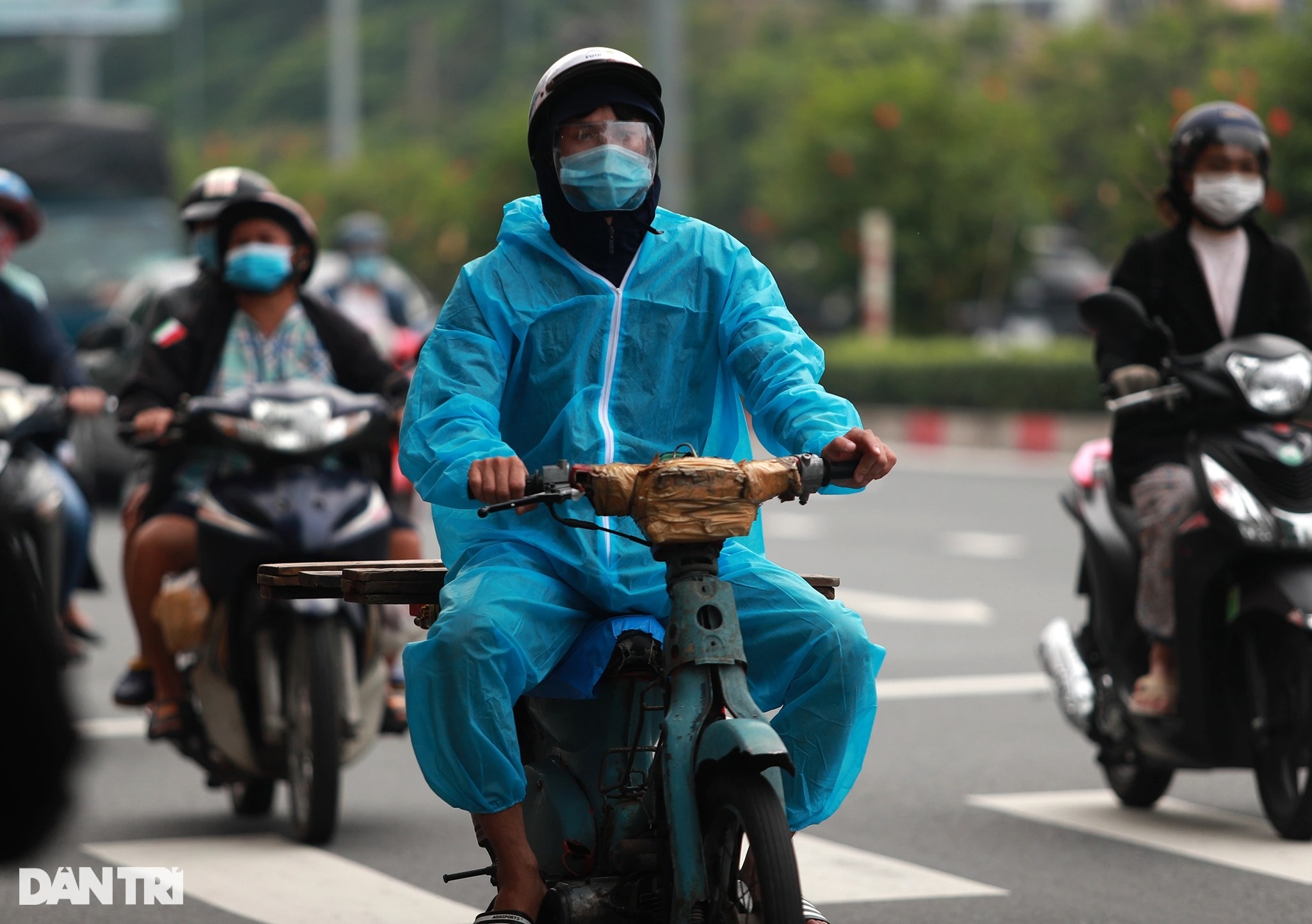 Đường phố ùn tắc trong buổi sáng ngày đầu tiên khi TPHCM mở cửa - 8 Đường phố ùn tắc trong buổi sáng ngày đầu tiên khi TPHCM mở cửa - 8