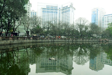 Phát hiện xác nam giới nổi giữa hồ Thủ Lệ