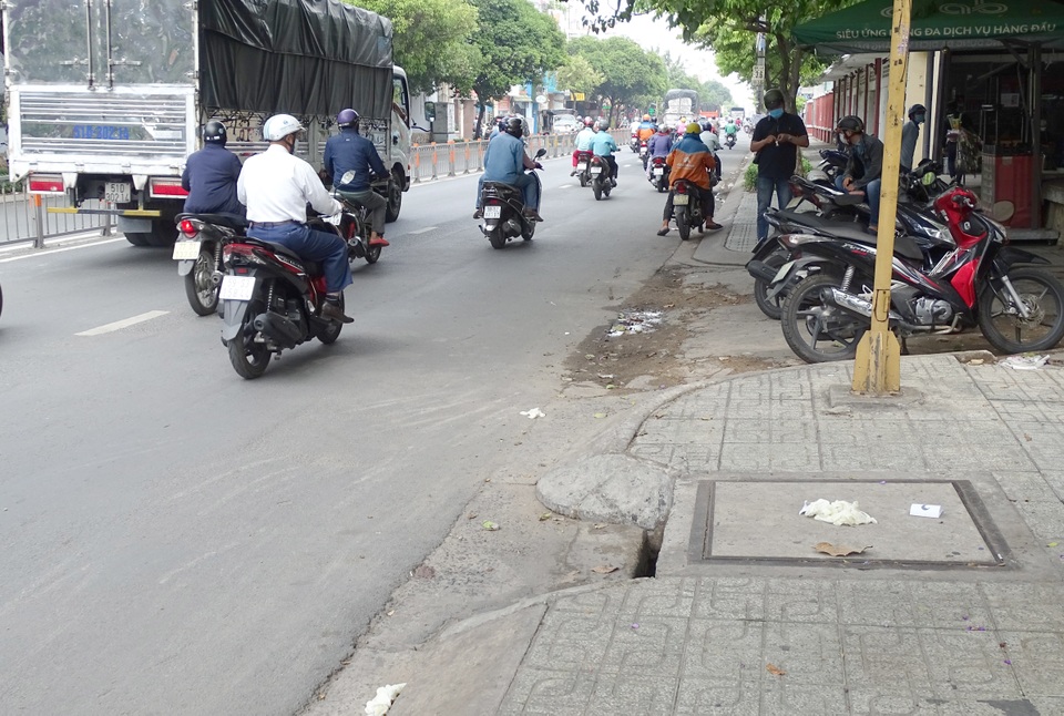 Danh tính thi thể người đàn ông trong bao tải nằm trên vỉa hè - 1 Danh tính thi thể người đàn ông trong bao tải nằm trên vỉa hè - 1