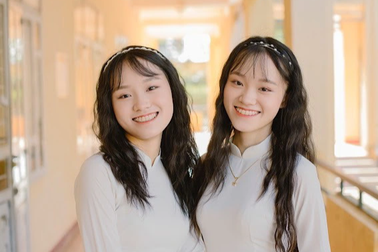 Không đi học thêm, chị em song sinh có điểm thi tốt nghiệp cao ngất ngưởng