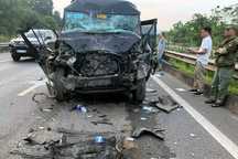 Xe to đền xe bé, người đi đúng đền người đi sai - Cục CSGT nói gì?