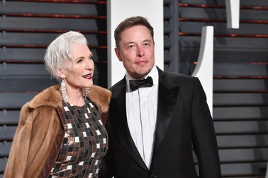 Vẻ trẻ trung của người mẫu U80 Maye Musk