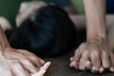 Gã trai cố giở trò đồi bại với cô chủ dù... 'trên bảo dưới không nghe'