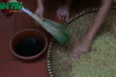 Rùng mình công nghệ nhuộm cốm xanh bằng "chất lạ"