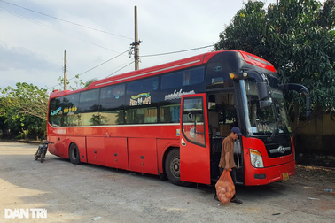 Tạm giữ xe khách nghi làm giả giấy đăng kiểm