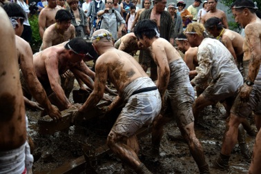 Đến Saitama hòa mình vào lễ hội tắm bùn siêu độc đáo