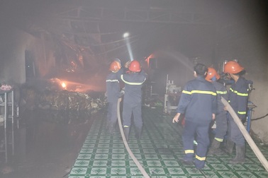 Xưởng sản xuất gối hơi phát hỏa trong khu dân cư lúc chiều tối