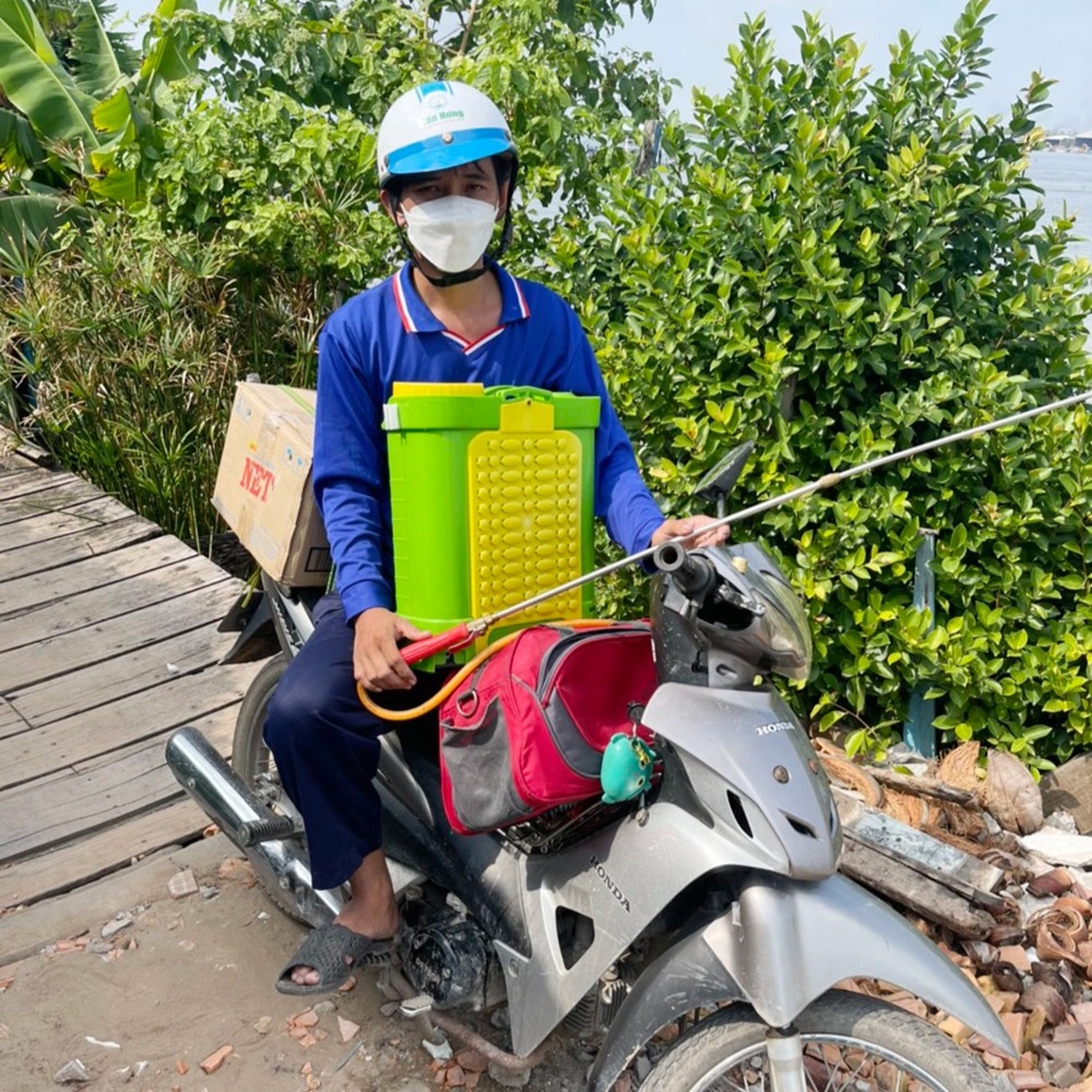 Giả nông dân đi phun thuốc sâu để buôn thuốc lá lậu - 2 Giả nông dân đi phun thuốc sâu để buôn thuốc lá lậu - 2