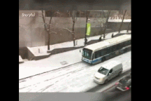 Lái xe trên đường tuyết khó khăn như thế nào?