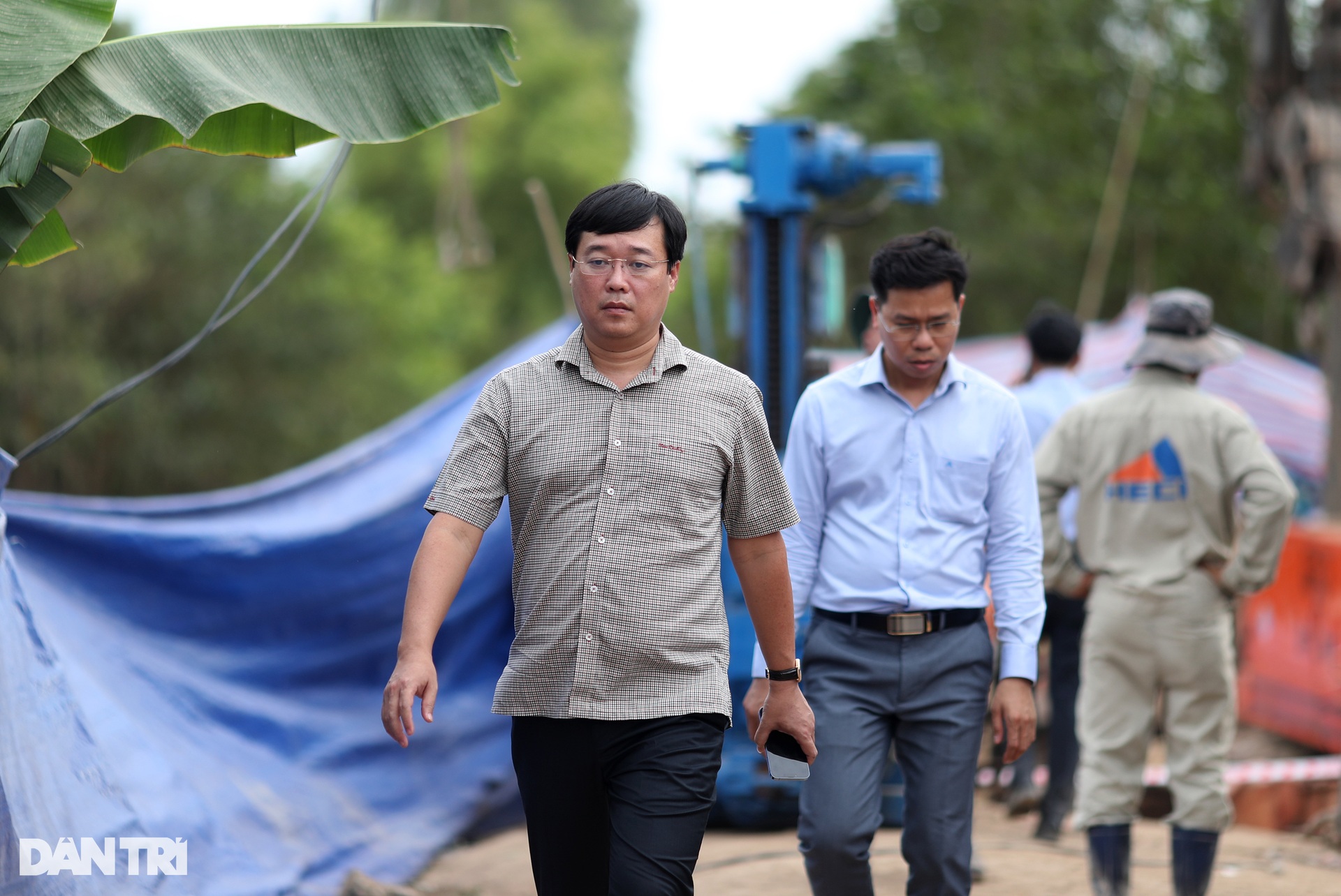 Nhiều thiết bị được chuyển bằng đường thủy vào giải cứu bé trai ở Đồng Tháp - 11 Nhiều thiết bị được chuyển bằng đường thủy vào giải cứu bé trai ở Đồng Tháp - 11