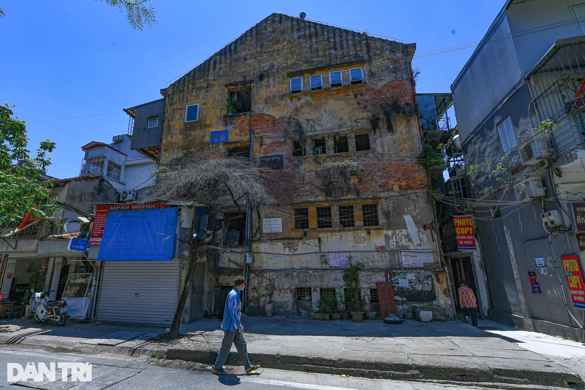 Nhà biến thành hầm ẩm thấp, dột nát tại chung cư tập thể cũ Hà Nội - 1 Nhà biến thành hầm ẩm thấp, dột nát tại chung cư tập thể cũ Hà Nội - 1