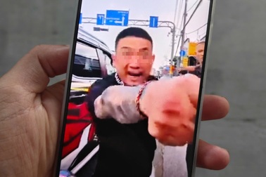 Nhóm người đi ô tô chửi bới, đe dọa tài xế xe máy ở TPHCM