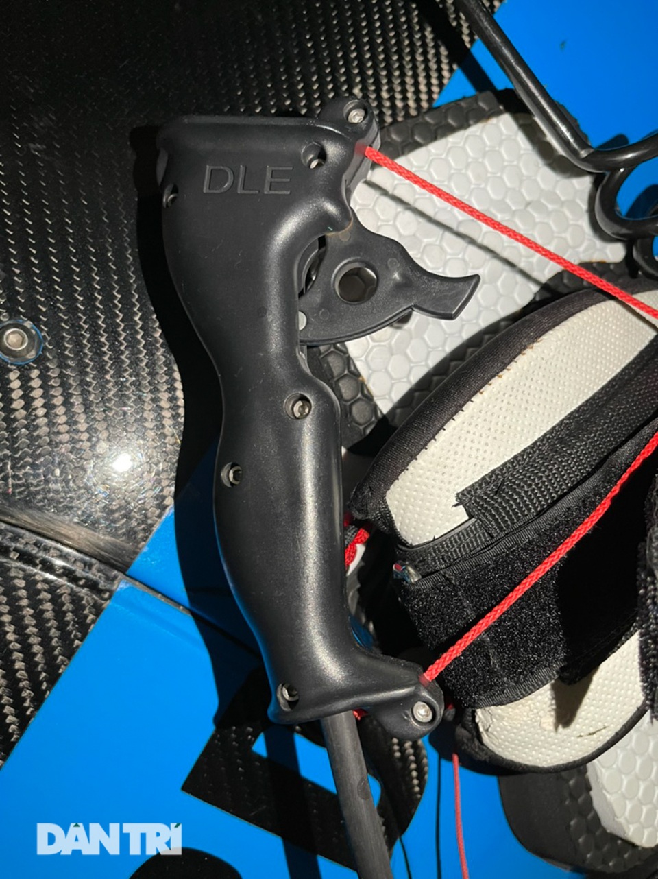 Người đàn ông Hà Nội lượn ván phản lực giá gấp rưỡi chiếc SH giữa hồ - 3 Người đàn ông Hà Nội lượn ván phản lực giá gấp rưỡi chiếc SH giữa hồ - 3