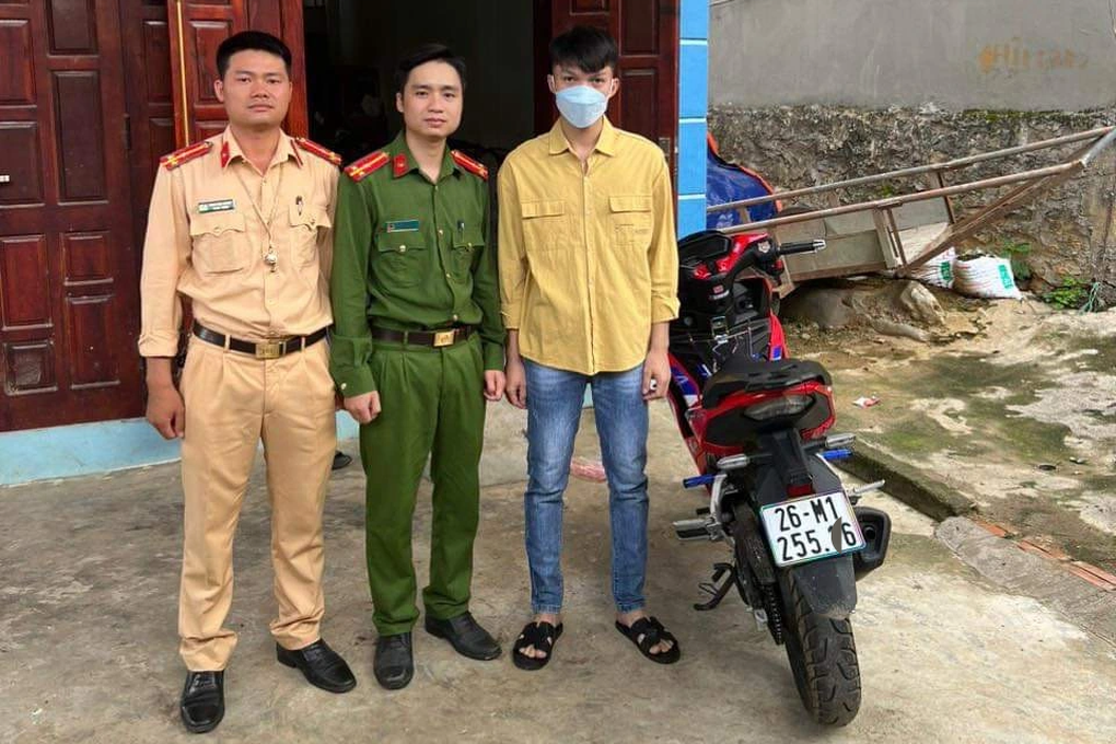 Nam thanh niên diễn xiếc trên xe máy rồi đăng Facebook - 2 Nam thanh niên diễn xiếc trên xe máy rồi đăng Facebook - 2