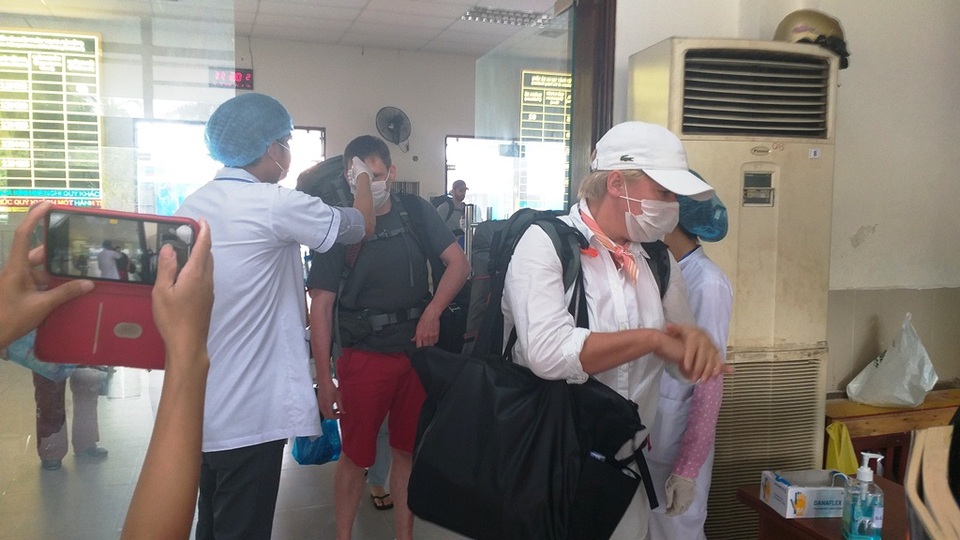 Đà Nẵng: Người dân, du khách chấp hành đeo khẩu trang nơi công cộng - 5 Đà Nẵng: Người dân, du khách chấp hành đeo khẩu trang nơi công cộng - 5
