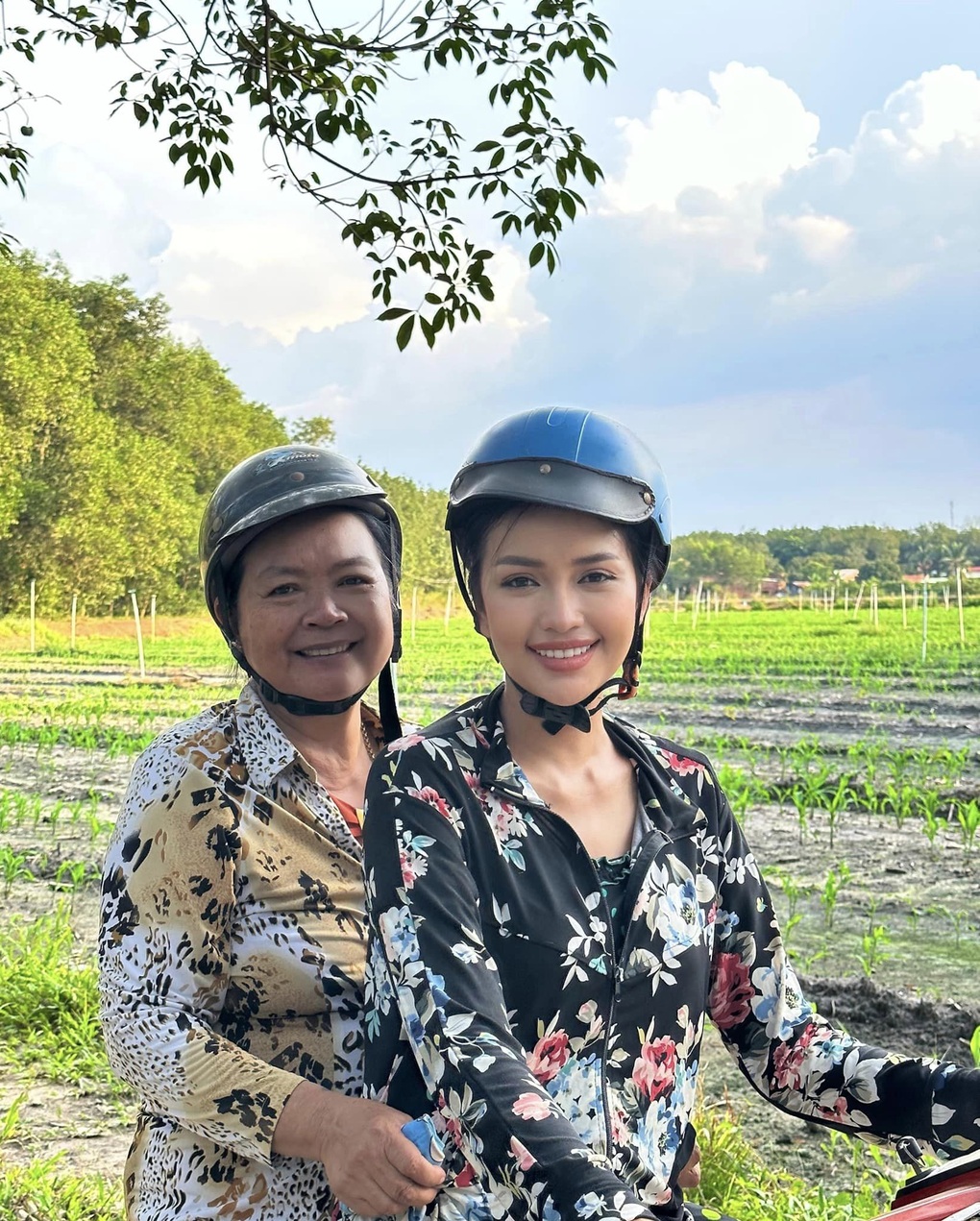 Hoa hậu Ngọc Châu diện đồ bộ, đèo mẹ ra đồng bằng xe máy gây chú ý - 2 Hoa hậu Ngọc Châu diện đồ bộ, đèo mẹ ra đồng bằng xe máy gây chú ý - 2