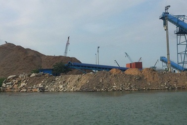 Tỉnh Bình Định chỉ đạo việc cảng hàng đổ xà bần lấn biển!