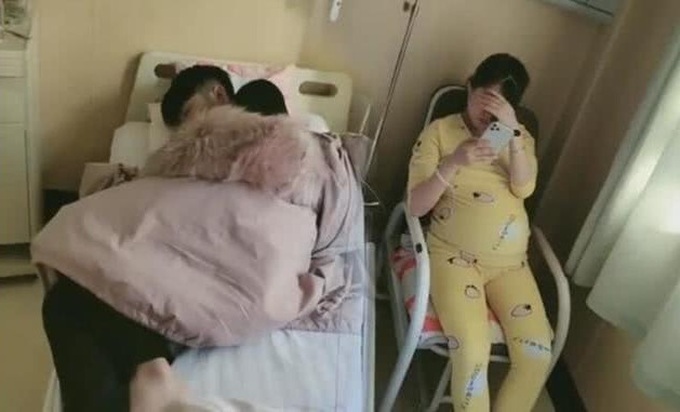 Bức ảnh người chồng đưa vợ đi đẻ với phong cách "có một không hai" khiến người xem phải dở khóc dở cười - Ảnh 1. Bức ảnh người chồng đưa vợ đi đẻ với phong cách "có một không hai" khiến người xem phải dở khóc dở cười - Ảnh 1.