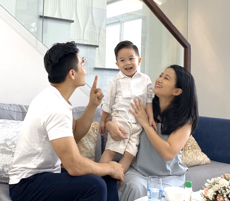 Quốc Cơ dạy con trai 4 tuổi giặt quần áo trong những ngày tránh dịch - 1 Quốc Cơ dạy con trai 4 tuổi giặt quần áo trong những ngày tránh dịch - 1