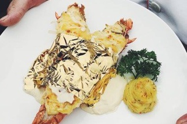 Cận cảnh tôm hùm dát vàng tại siêu tiệc Việt